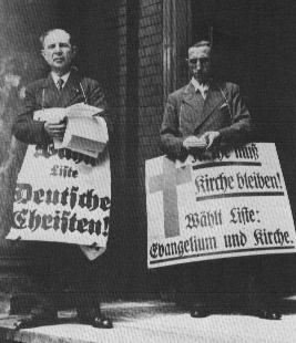 Christentum und AfD, wer ist hier der "echte" Christ? Das Bild zeigt einen Anhänger der "Deutschen Christen" und einen Anhänger der Liste "Evangelium und Kirche" mit umgehängten Wahlplakaten